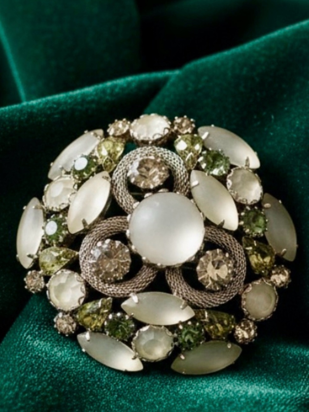 VTG Brooch Juliana Style D&E Frosted Glass Cabochon & Green Rhinestone Mesh Wire